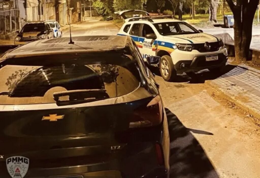 PM apreende carro clonado e prende dois homens em Ubá