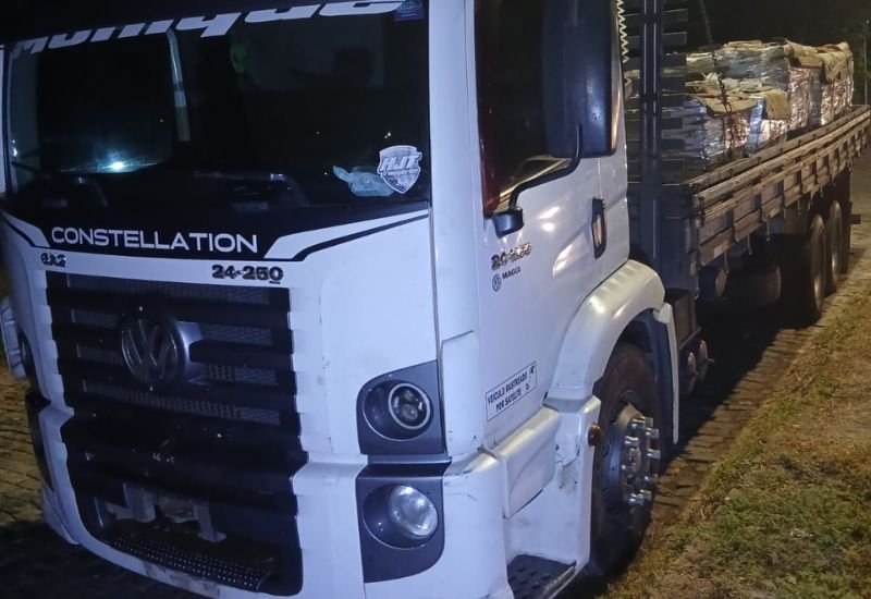 PMRv apreende caminhão sem placa e carga sem nota fiscal