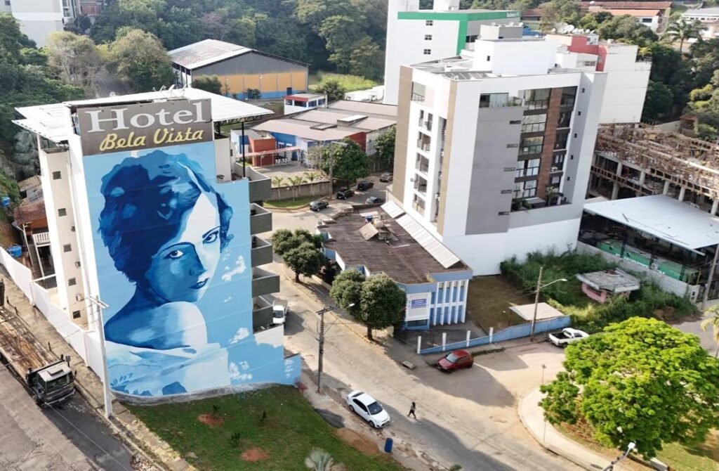 Público acompanha criação de mural em homenagem à atriz Eva Nil