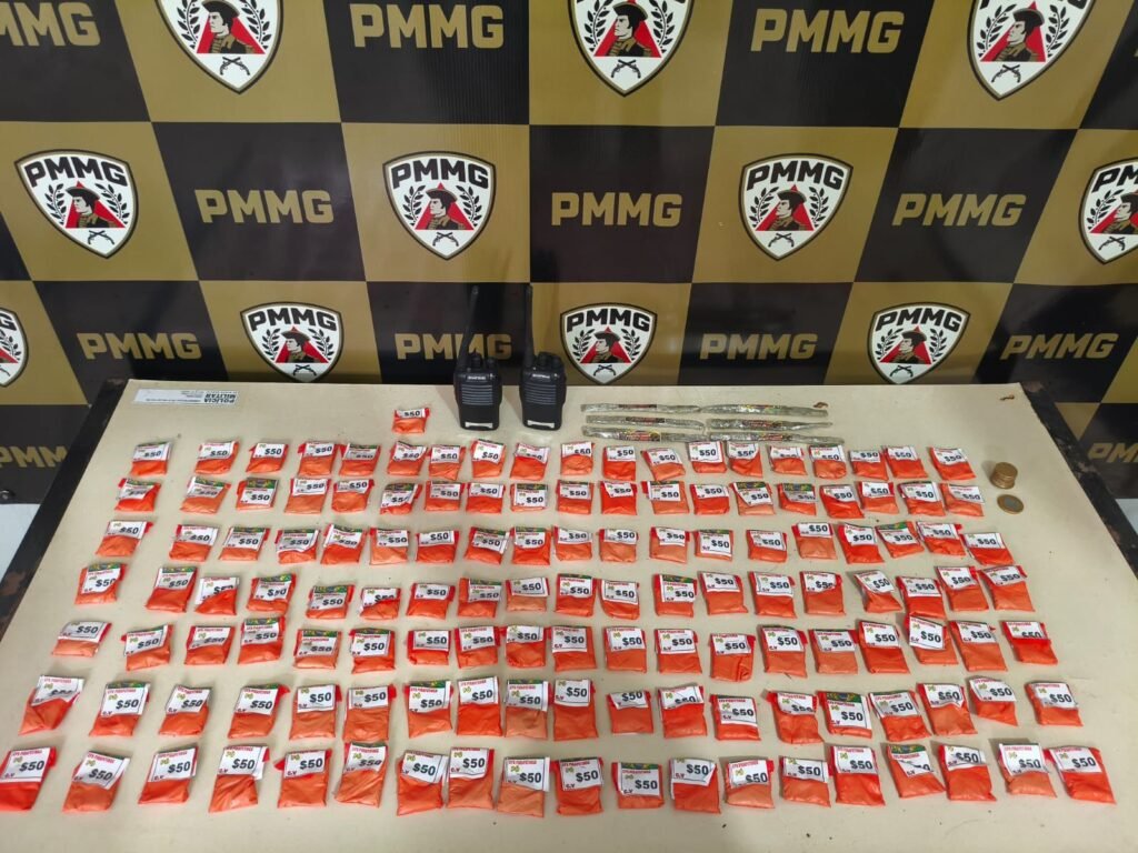 Suspeito esconde droga no meio do lixo e foge da Polícia