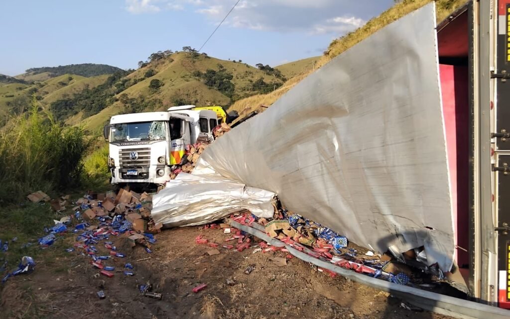 Carreta carregada com biscoitos tomba e bate em caminhão na Serra da Vileta