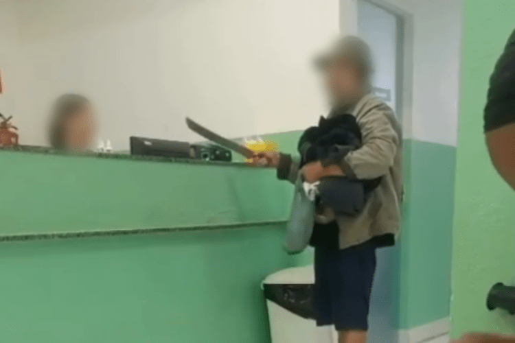 Homem é preso após ameaçar funcionária com facão, em Muriaé