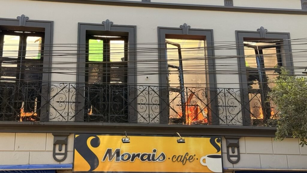 Imóvel anexo ao Supermercado Morais pega fogo