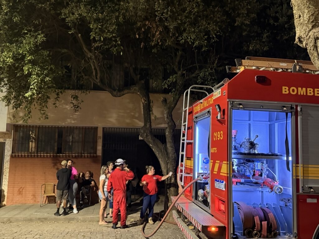 Corpo de Bombeiros combate incêndio em residência em Cataguases