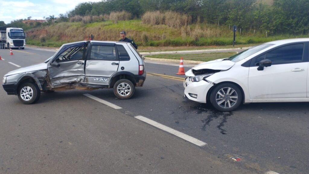 Duas pessoas ficam feridas em colisão no trevo de acesso a Recreio