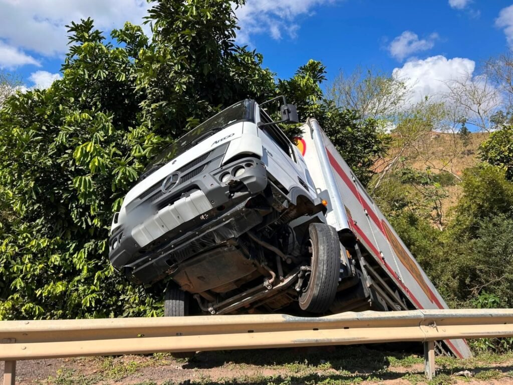 Caminhão carregado com biscoitos sai da pista na BR-116, em Laranjal