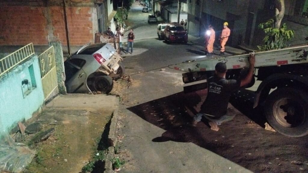Carro cai em lote e carreta atinge poste, em Cataguases