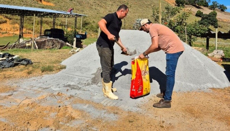 Prefeitura de Cataguases doa agrosilício para produtores rurais