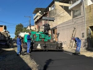 Asfalto avança pelos bairros