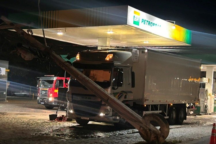 Caminhão atinge poste e provoca princípio de incêndio na BR-116, em Muriaé