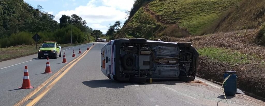 Caminhonete com carga radioativa tomba na BR-116 entre Leopoldina e Além Paraíba