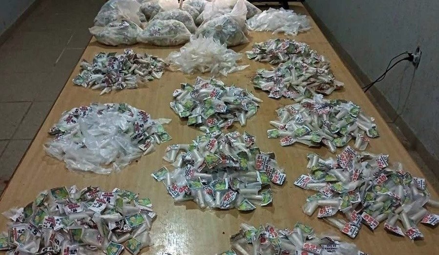 Dois são presos e 2.500 pinos de cocaína são apreendidos em Volta Grande