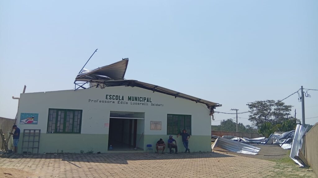 Ventania arranca parte do telhado de escola em Santana do Campestre