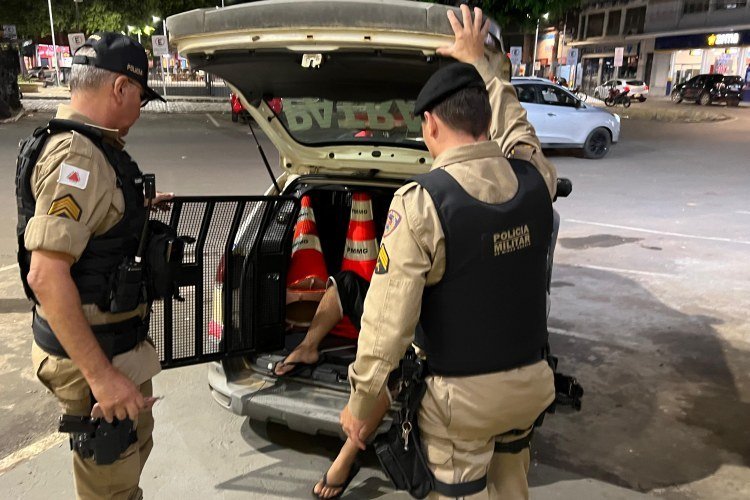 PM apreende maconha e prende suspeito de tráfico em Muriaé