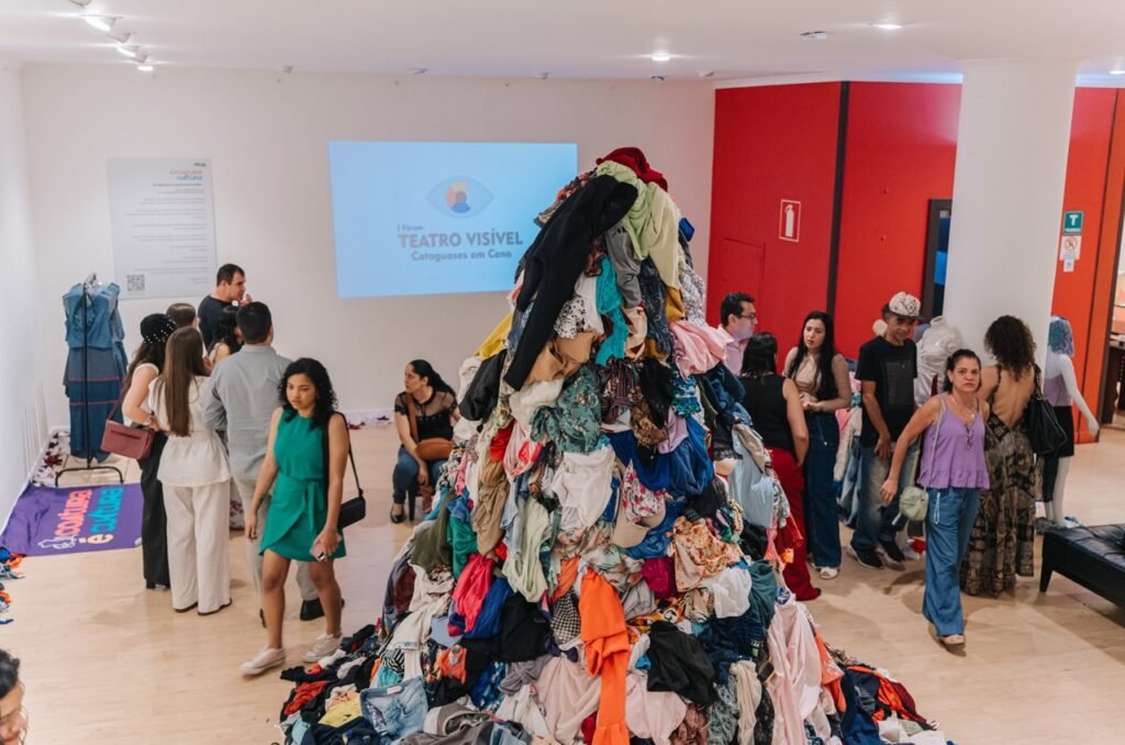Exposição transforma figurino em reflexão sobre moda e sustentabilidade
