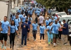 Milhares de fiéis percorrem