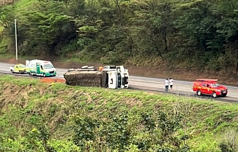 Motorista sai ileso após caminhão tombar na BR-116, em Leopoldina