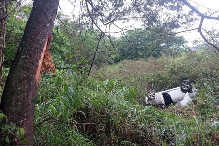 Carro capotado é encontrado abandonado às margens da BR-356