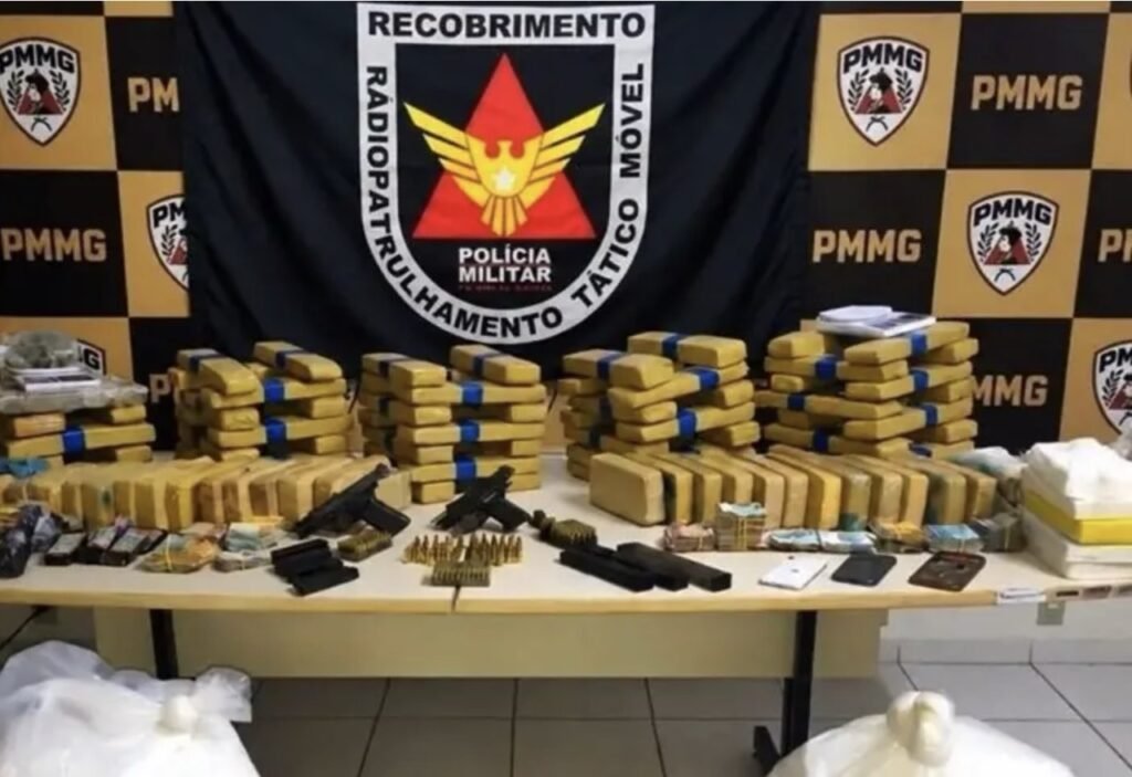 PM apreende mais de 100 kg de drogas e grande quantidade de armas em Ubá