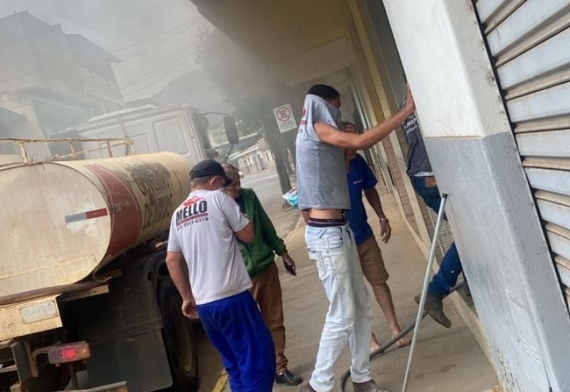 Equipes controlam incêndio em residência em Astolfo Dutra