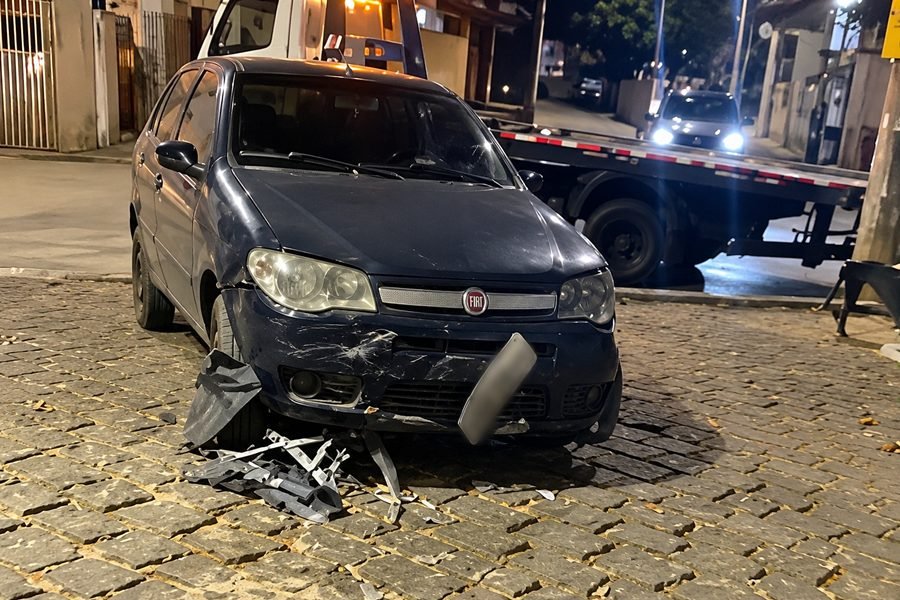 Mulher sem CNH atropela sete pessoas em praça de Além Paraíba