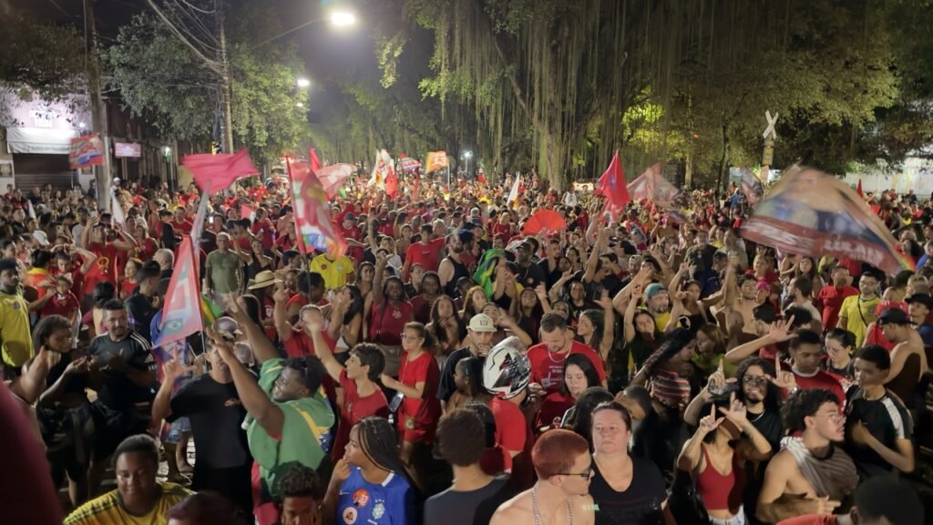 Lula vence em Cataguases e eleitores lotam a Avenida Astolfo Dutra