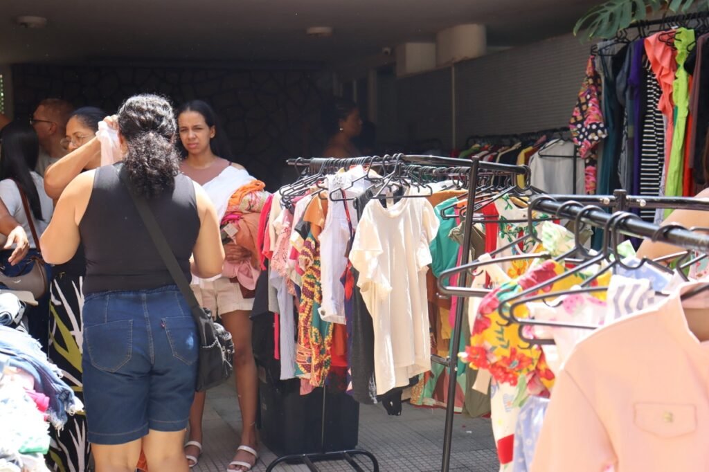 Bazar Sustentável une consumo consciente e Outubro Rosa no Sicoob Coopemata