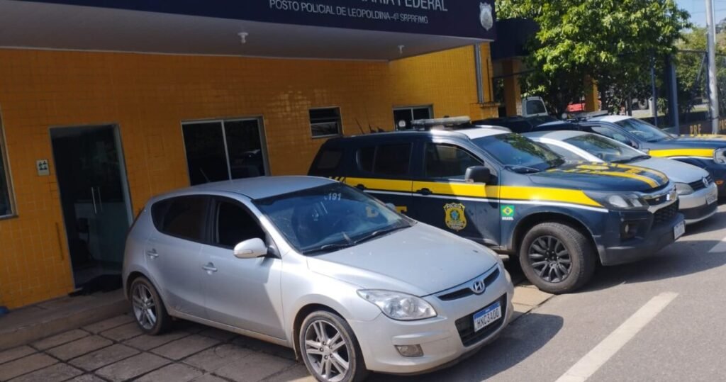 PRF recupera em Leopoldina carro roubado em Belo Horizonte