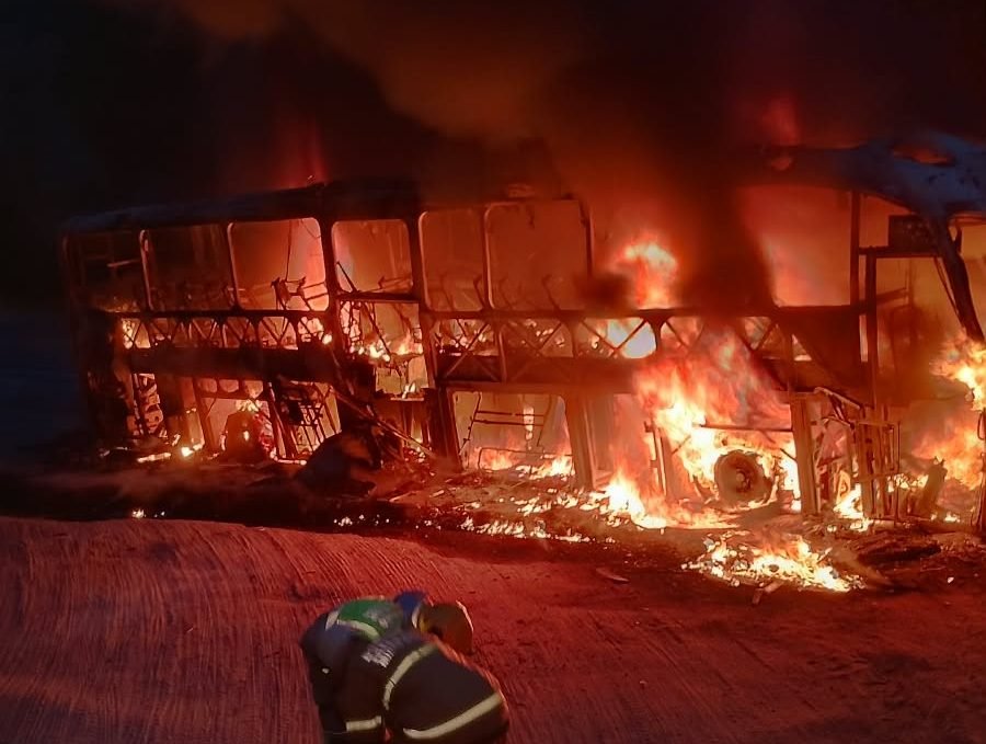 Motorista age rápido e evita o pior ao ver incêndio em ônibus