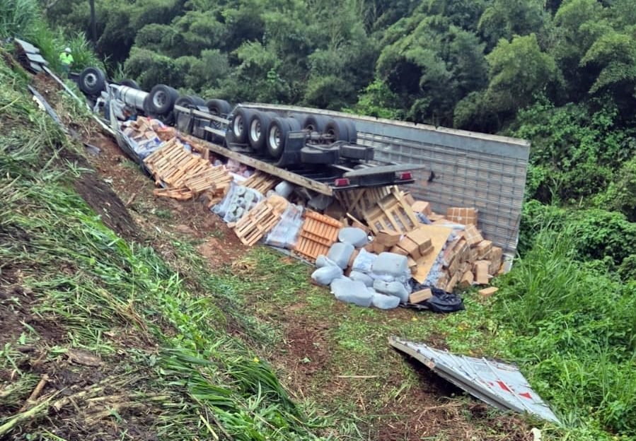 Carreta fica destruída após cair em barranco na BR-116, em Leopoldina