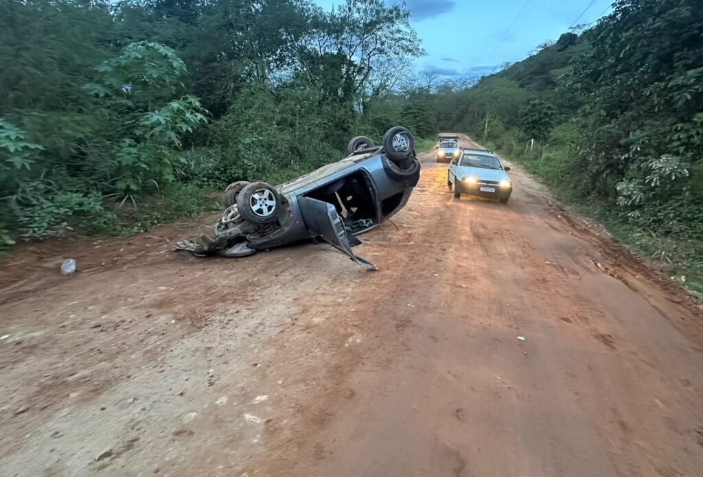 Carro capota durante fuga da Polícia na estrada da Empa