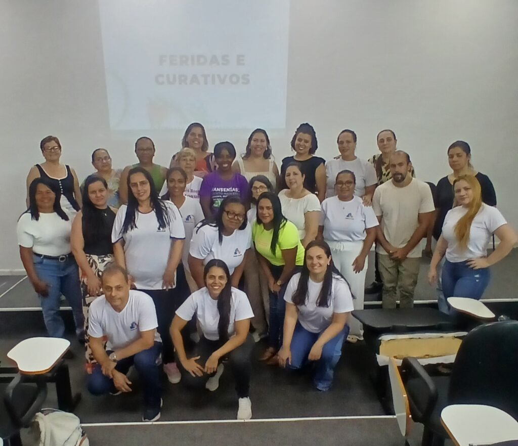Técnicos em enfermagem participam de capacitação em feridas e curativos