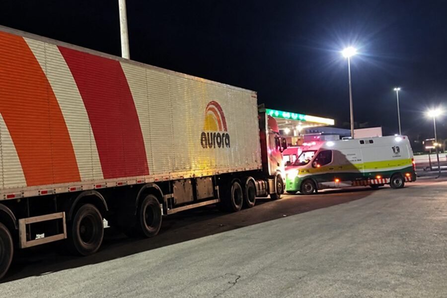 Caminhoneiro morre após passar mal dentro de carreta em Além Paraíba