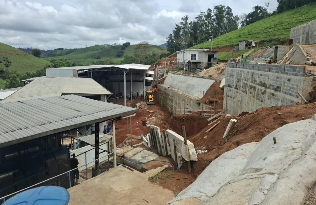 Dois trabalhadores morrem soterrados em obra em Maripá de Minas