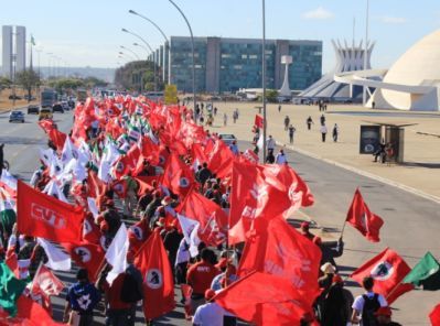 Uma caminhada e um ato político em frente à Praça 