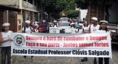 A passeata seguiu até a Praça em frente à Faculdad