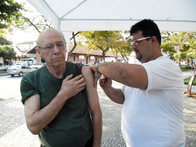 Um ponto de vacina&ccedil;&atilde;o foi montado na Pra&ccedil;a Ch&aacute;cara D. Catarina