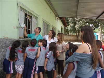 Alunos e Professores da Escola Municipal D&ordf; Rosinha, na Fazenda da Barrinha, testam o funcionamento do pluvi&ocirc;metro instalado naquela comunidade