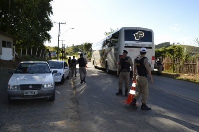 A blitz em frente ao antigo Clube Meca averigou at&eacute; &ocirc;nibus de passageiros