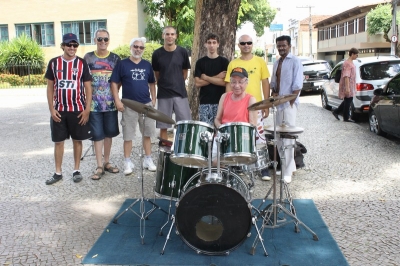 Afonsinho, na bateria, com os demais m&uacute;sicos da Acriar