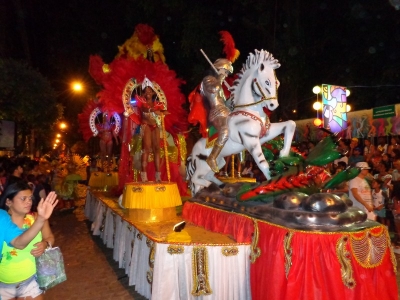 Um dos belos carros aleg&oacute;ricos que desfilaram neste domingo de Carnaval