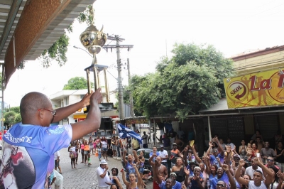 Beto Pav&atilde;o ergue o trof&eacute;u de campe&atilde;o em plena avenida