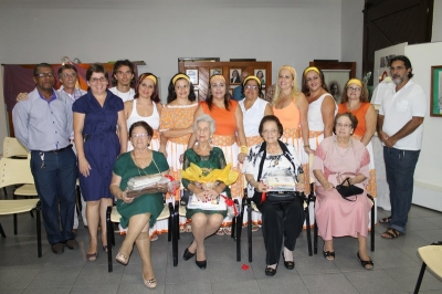 As homenageadas, sentadas &agrave; frente, com os organizadores do evento