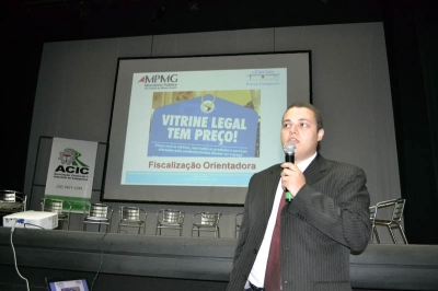 Rafael, do Procon Cataguases, fez a primeira palestra