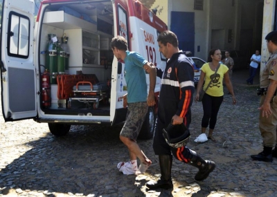 Juarez segue para a ambul&acirc;ncia enquanto Joelma conversa com sargento Robson