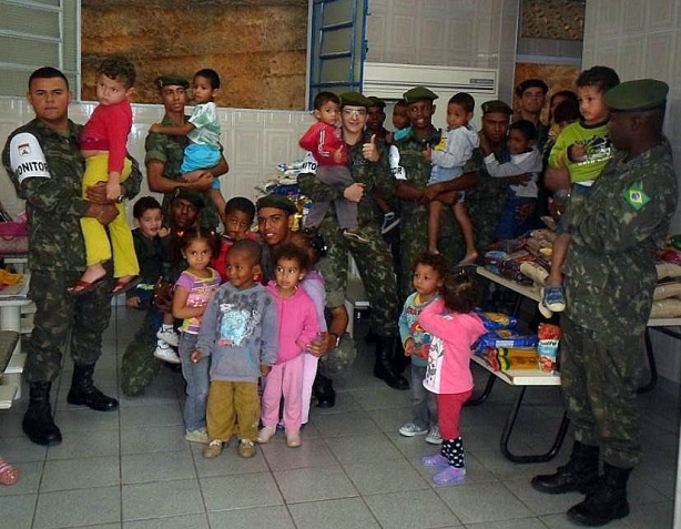 A entrega das doa&ccedil;&otilde;es na Creche Ana Nery foi um momento de confraterniza&ccedil;&atilde;o com as crian&ccedil;as