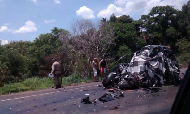 A motorista do Fiat Idea morreu no local