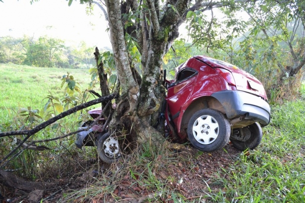 O Celta fficou destru&iacute;do com o impacto na &aacute;rvore o que provocou a morte de seus dois ocupantes