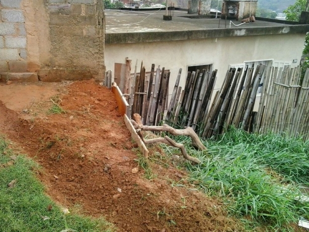 A enxurrada descia pela rua e ca&iacute;a na resid&ecirc;ncia com cerca de bambu &agrave; frente