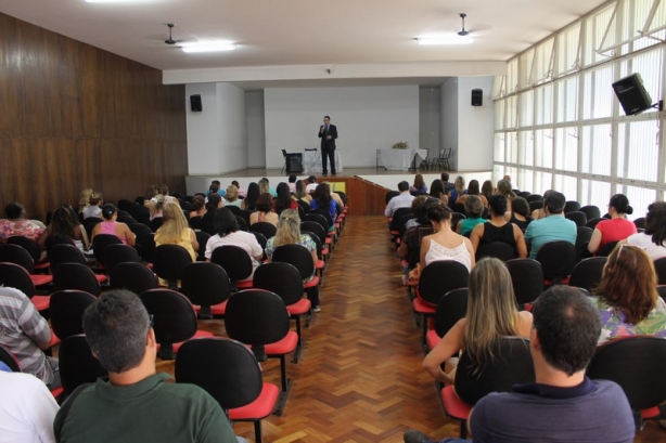 Diversas pessoas participaram da Capacita&ccedil;&atilde;o realizada no audit&oacute;rio do Col&eacute;gio Cataguases